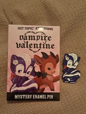 Hot Topic Exclusive Vampire Valentine Purple Skunk Enamel Pin